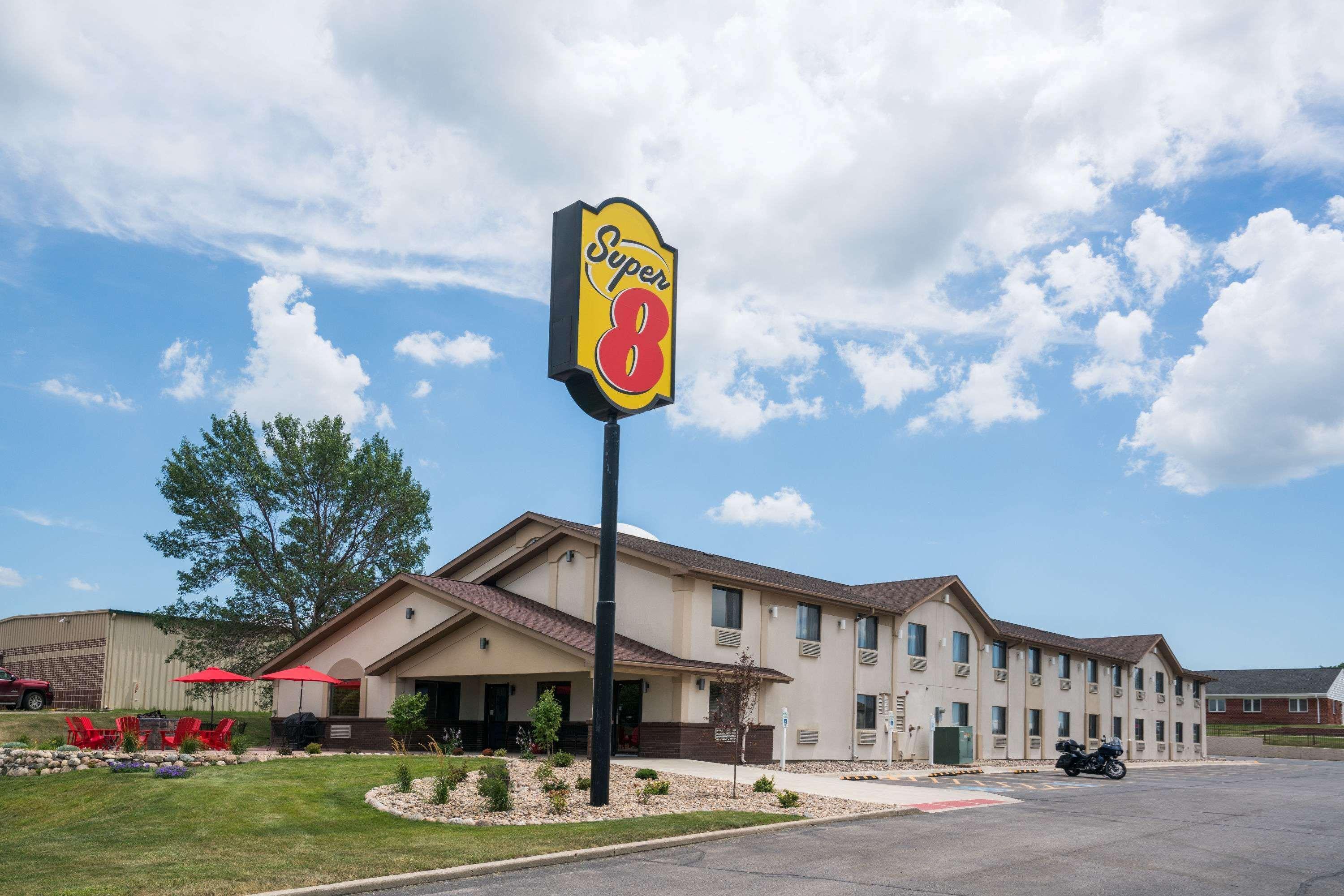 Super 8 By Wyndham Spirit Lake/Okoboji Exterior photo