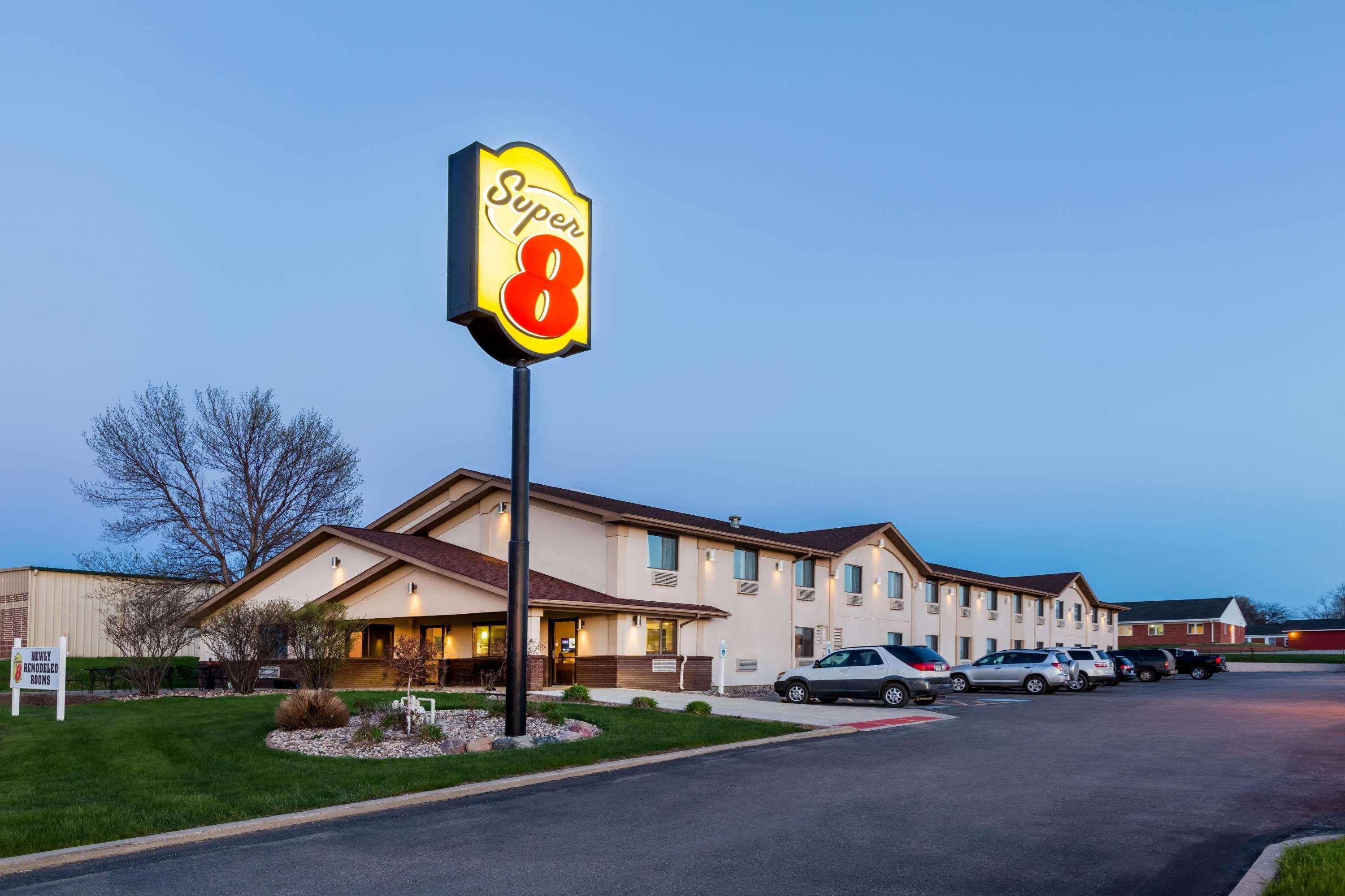 Super 8 By Wyndham Spirit Lake/Okoboji Exterior photo