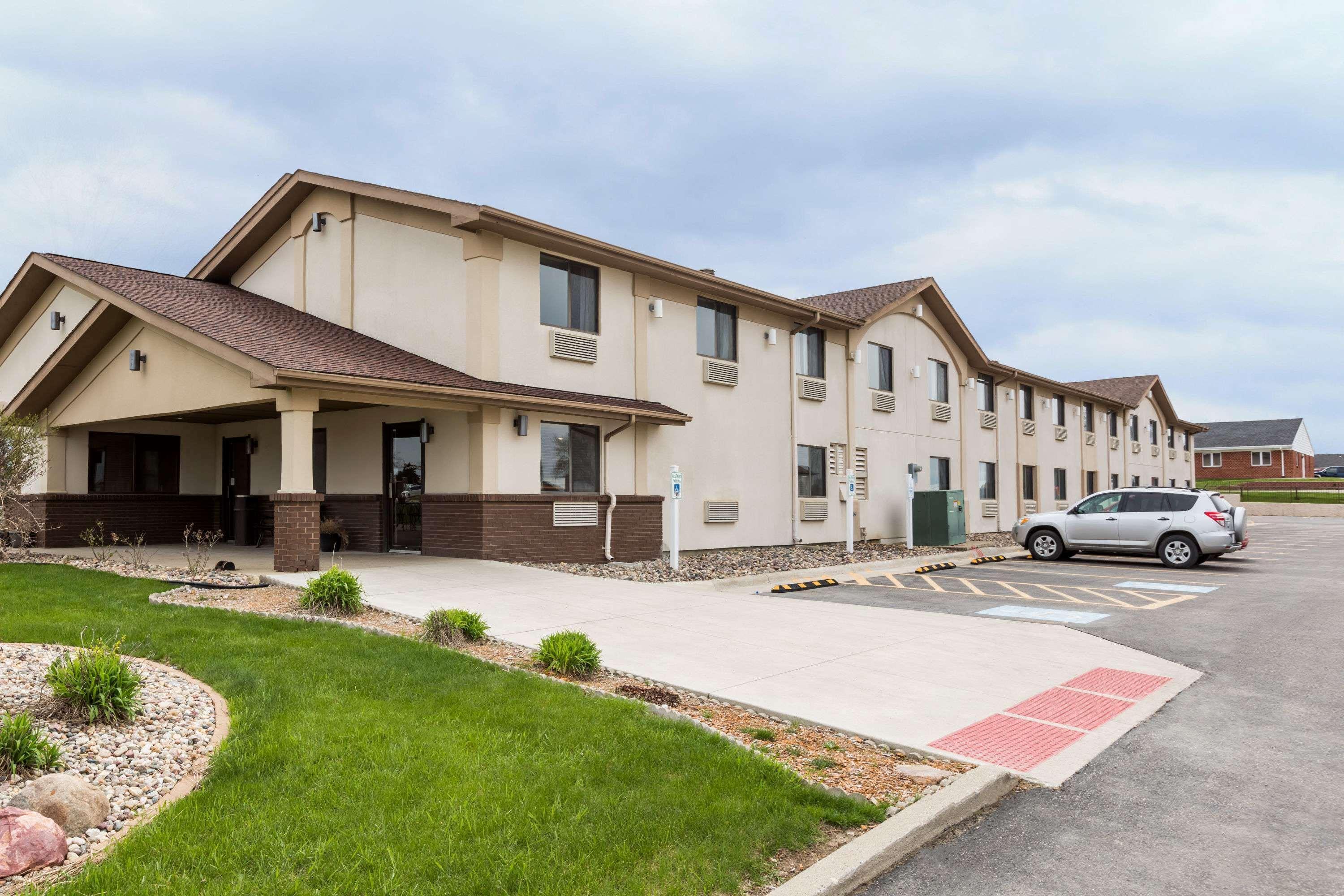 Super 8 By Wyndham Spirit Lake/Okoboji Exterior photo